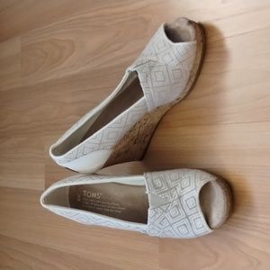 Toms tan wedges